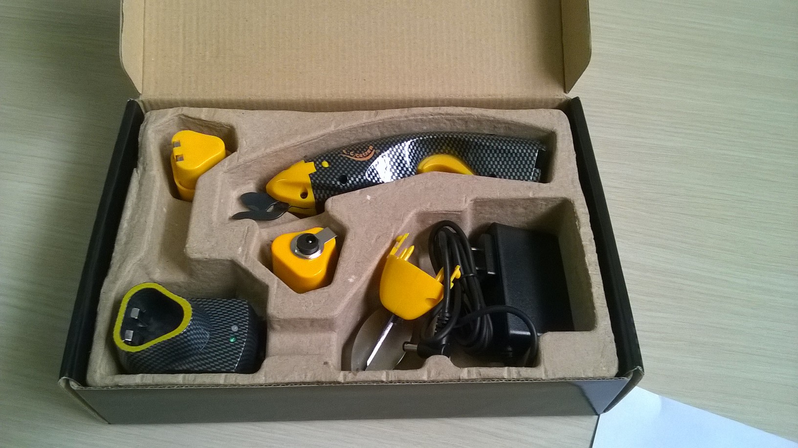 forbici-elettriche-e-c-cutter-per-sartoria-batterie-ricaricabili-alimentatore-in-dotazione